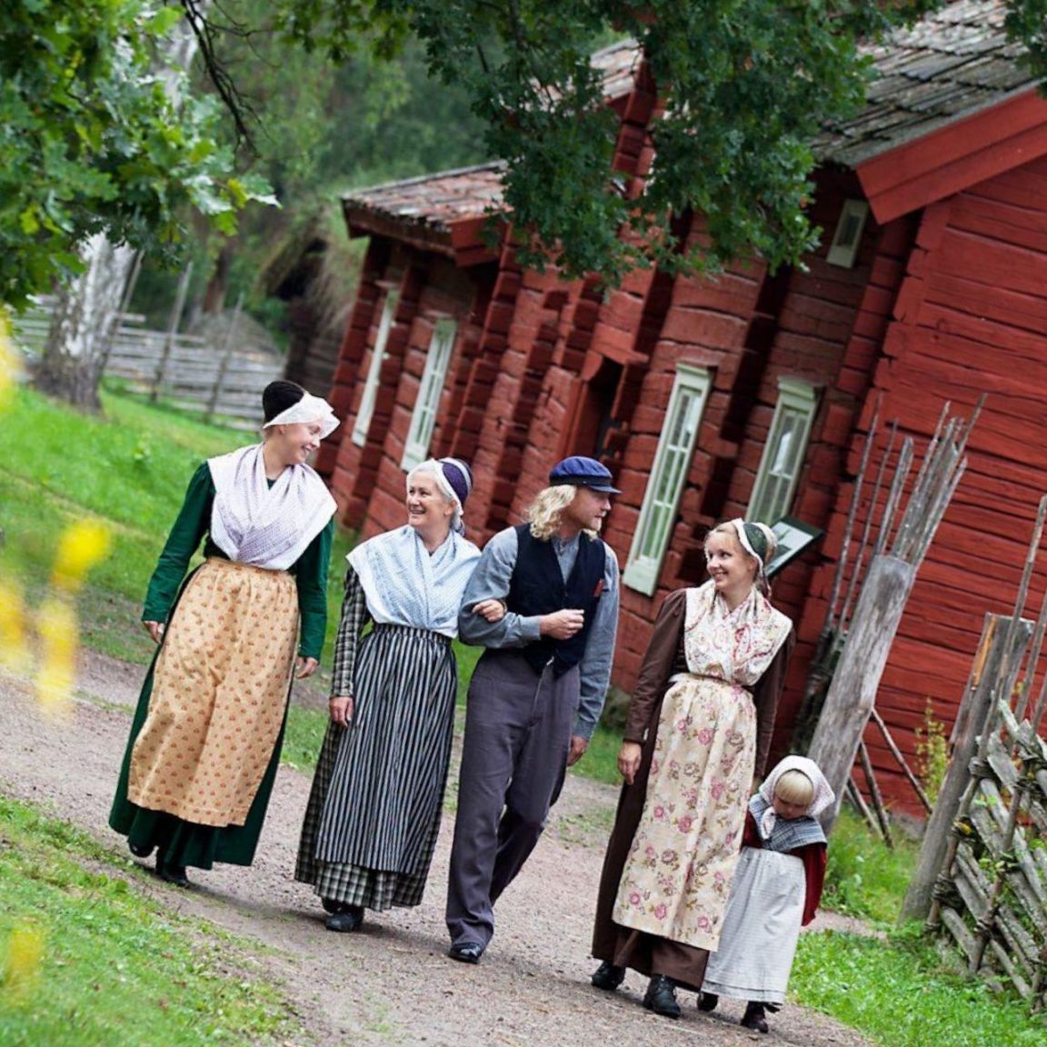 Vallby Fridluftsmuseum människor klädda i gammeldagskläder